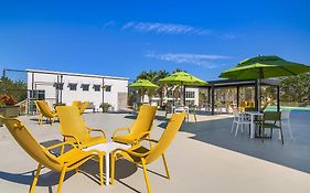 Naples Park Central Hotel